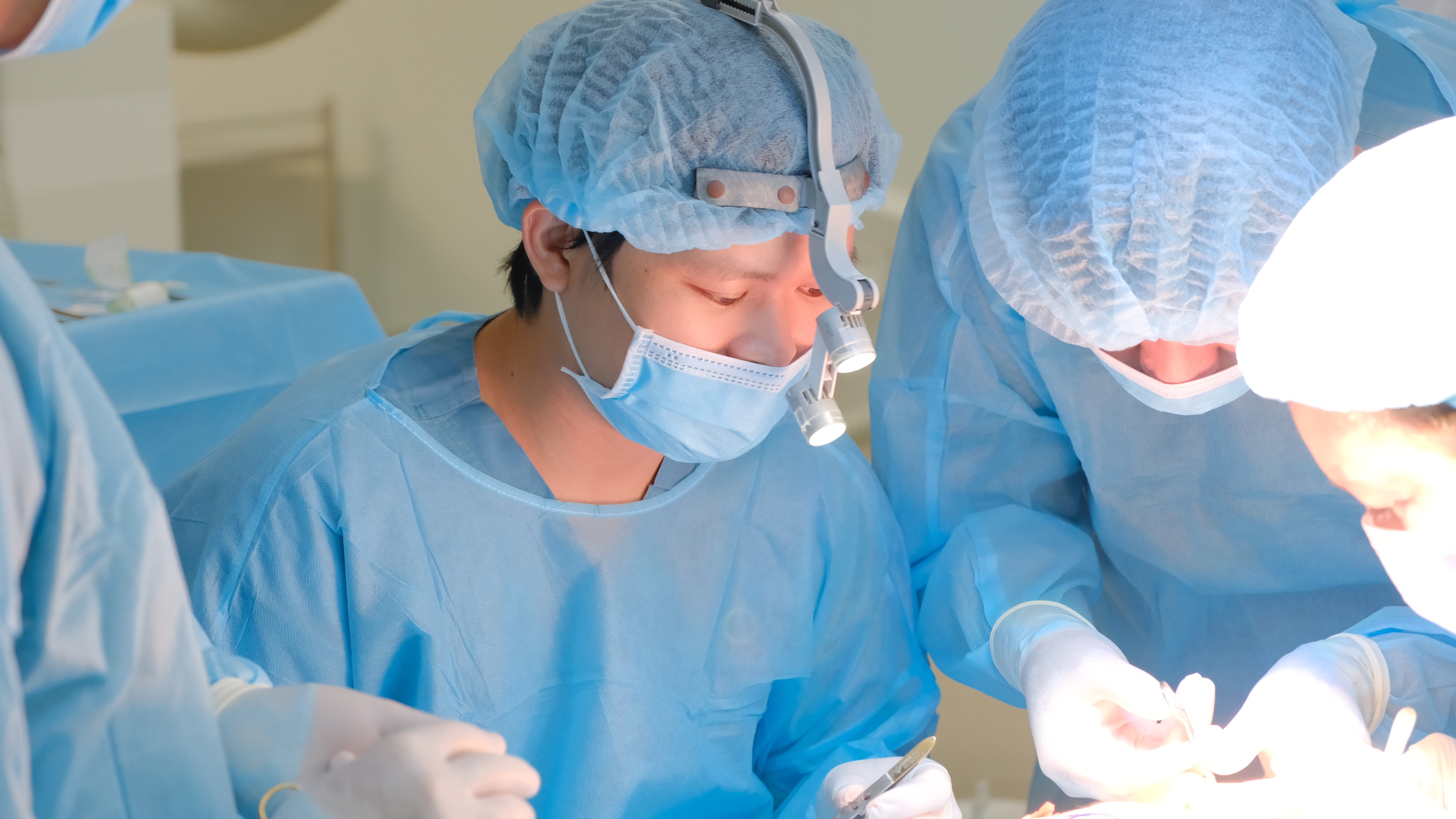 tiến hành phẫu thuật